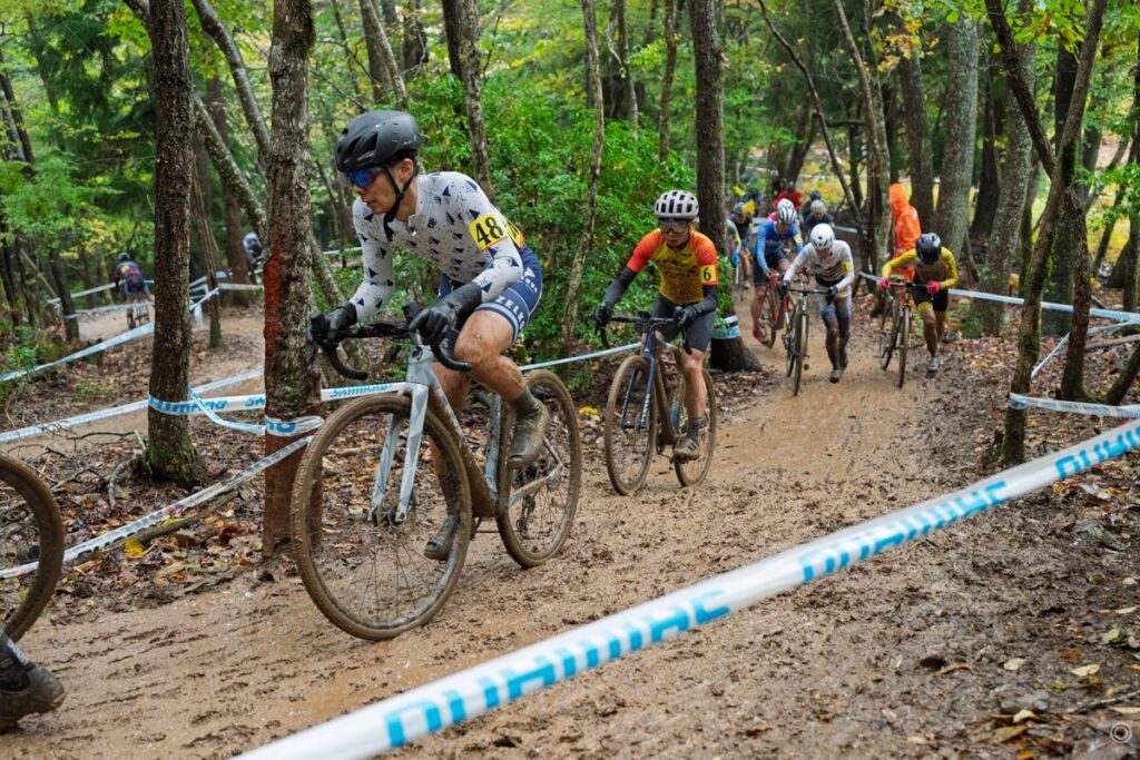 雨の関西シクロクロス美山向山で泥のコースを走る選手たち