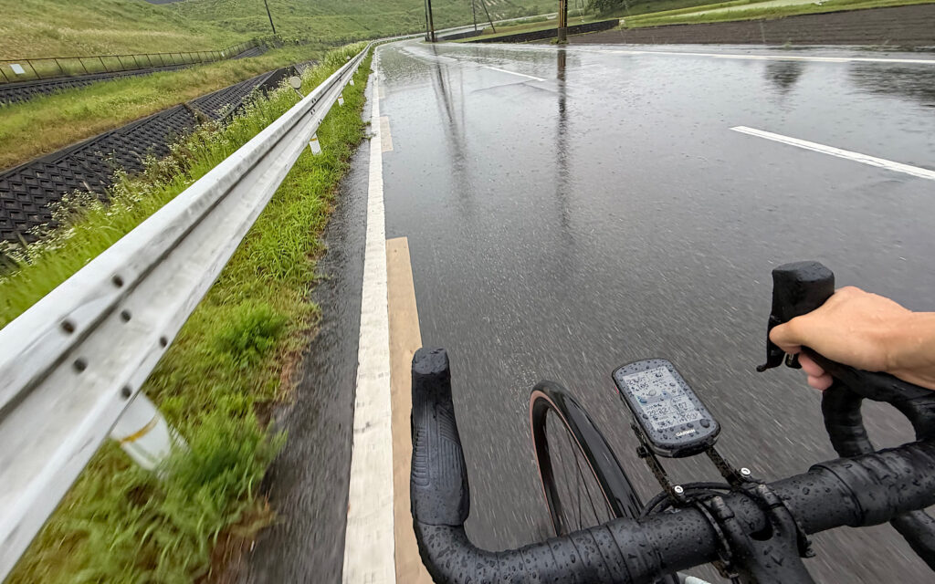 雨の日のロードバイク走行、濡れた路面とハンドルまわり