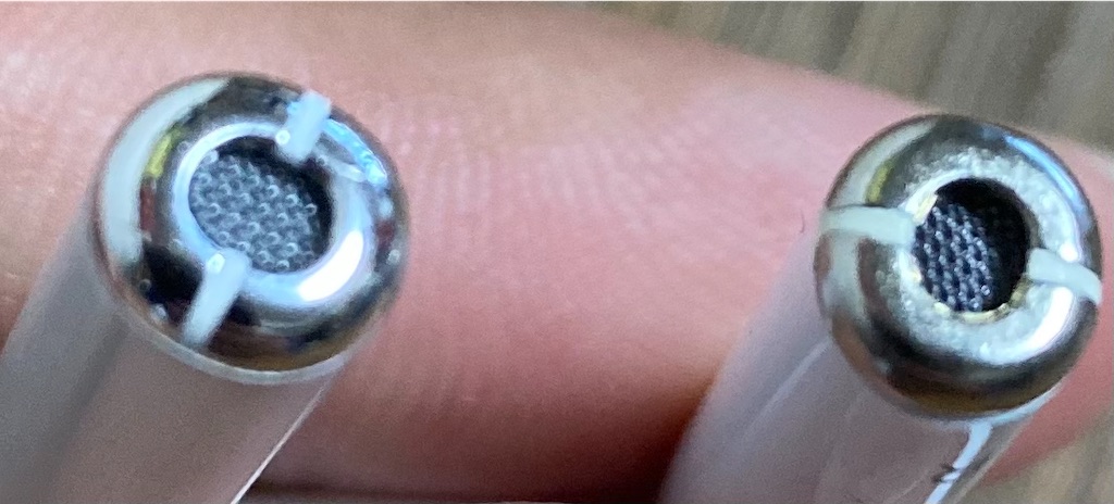 AirPodsの軸の先端の金属部分、本物と偽物の比較