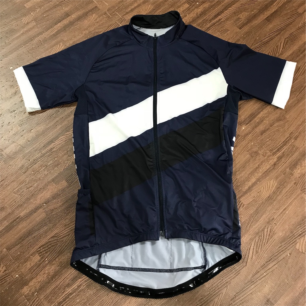 【レビュー】激安で話題のデカトロンでサイクルジャージを買ってみた。→5分で返品した。