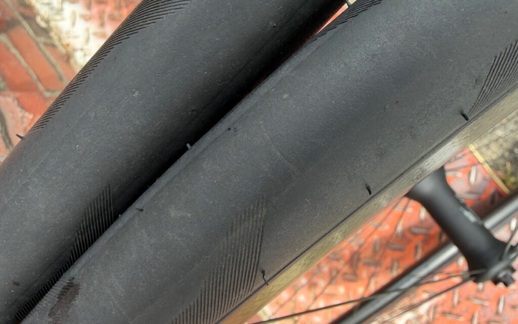 約2,000km走行したミシュラン Pro5の前後のトレッド